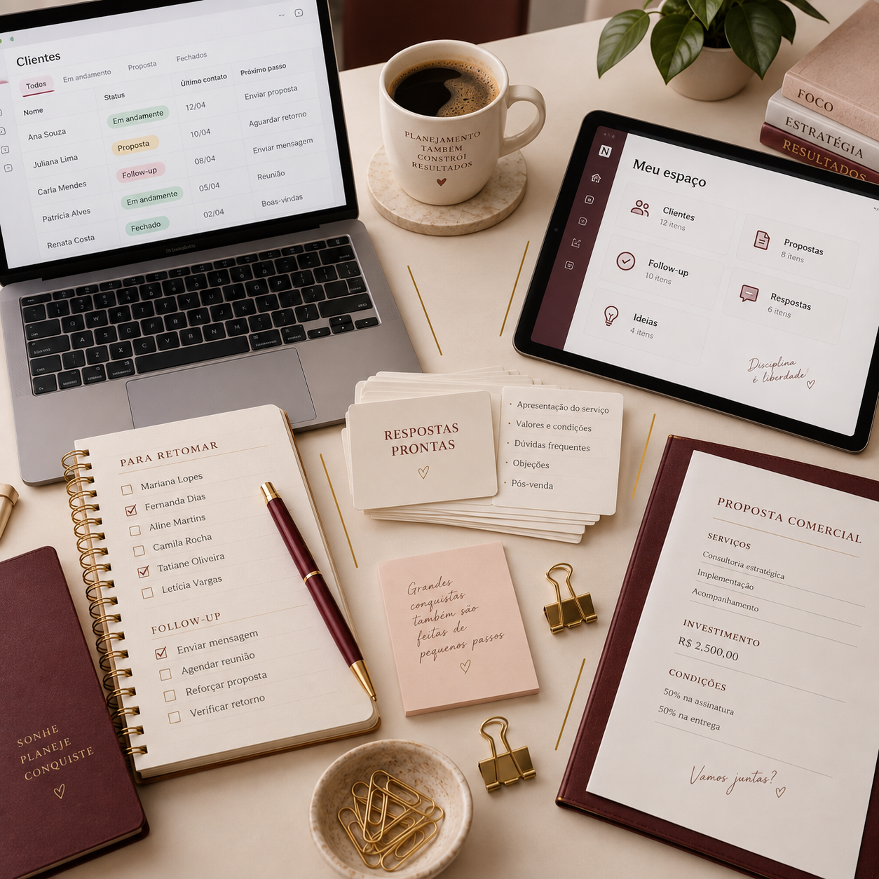 Mesa de trabalho organizada com laptop, tablet, caderno e materiais de planejamento comercial